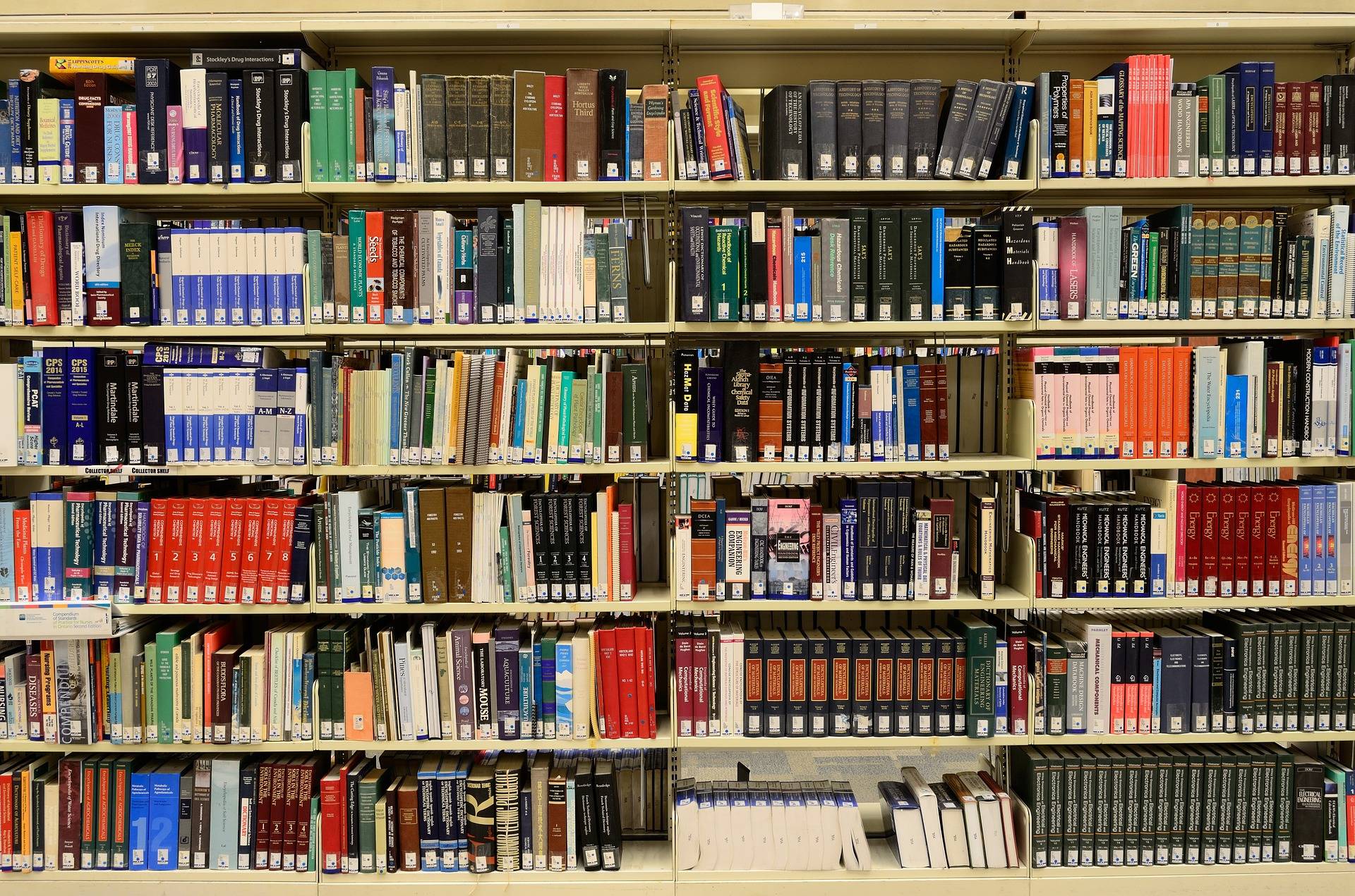 Найти Карандаш Среди Книг